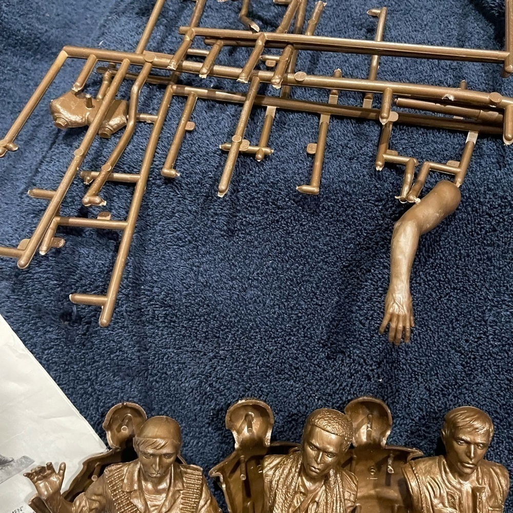 Three Fighting Men model kit - Incomplete - Picture 5 of 7
